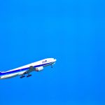青空を飛び立つ飛行機